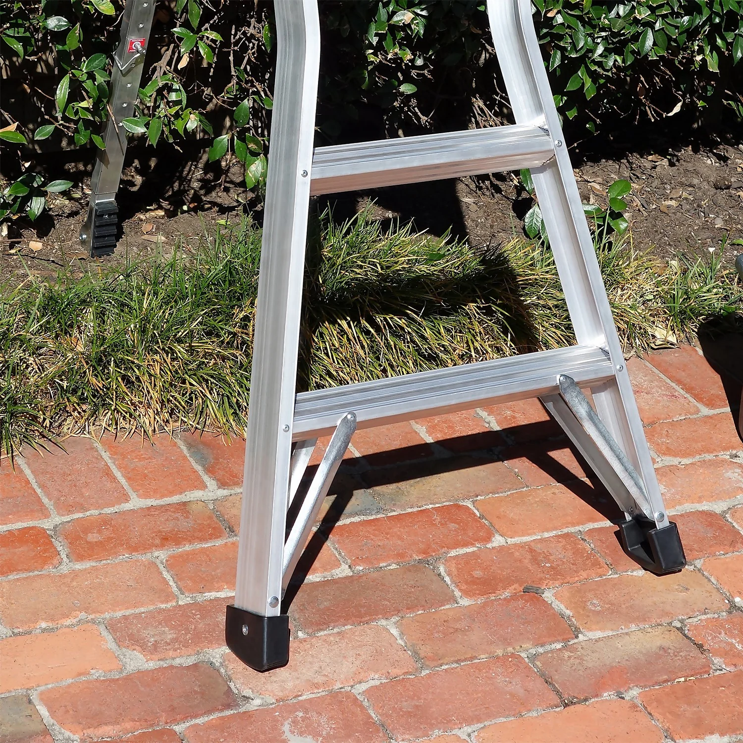 Rhino 6 Tread Tripod Gardening Ladder 5 Rhino 6 Tread Tripod Gardening Ladder - Image 3
